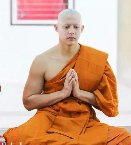 当红10位泰国男星,真实出家和尚照曝光,褪去明星光环变普通僧人