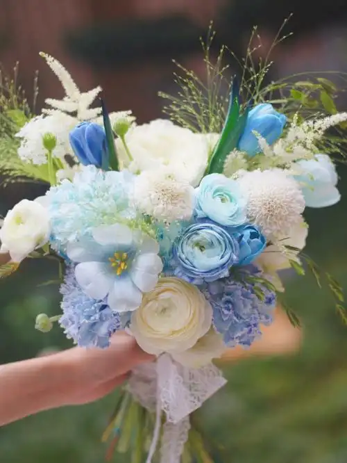 蓝白色领证婚礼手捧花