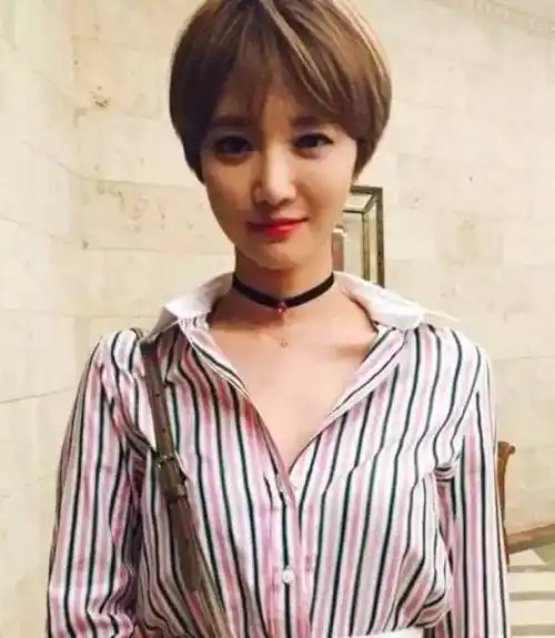 个子高女生又是圆脸的人,适合什么样的短发,才能减龄有时尚呢?