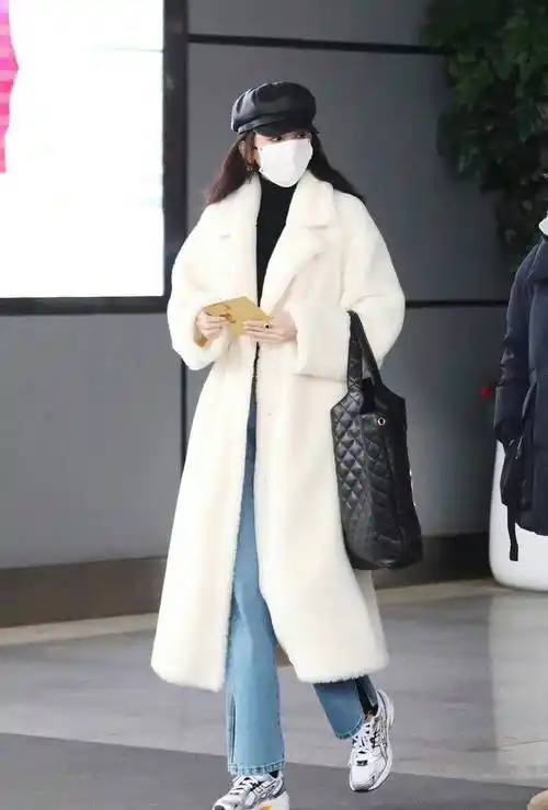 冬天是白色毛绒外套的固有部分,古力娜扎搭配牛仔裤,保暖又新潮