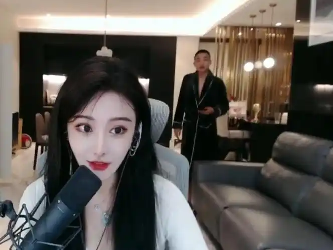 网红吃瓜资源虎牙女主播直播误入裤衩男这次真不是榜一大哥而是人家的