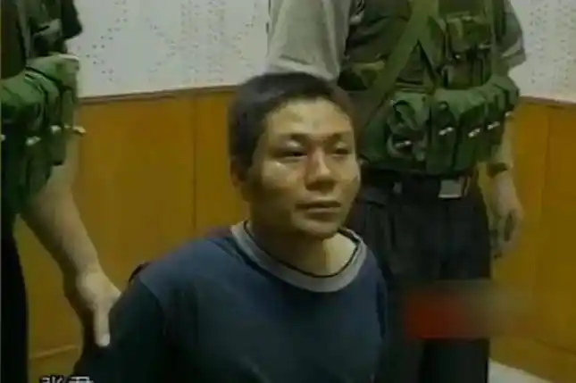 2001年庭审结束后,张君含泪签完字被押刑场,行刑过程中表情镇静