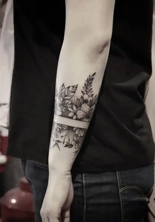 手腕素花纹身图片