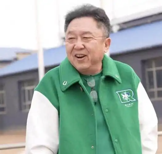 于谦55岁近况曝光现身北京自家马场整个人都苍老了很多像70岁