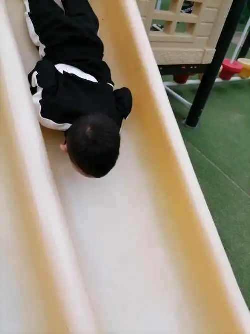 这样倒着滑滑梯方式对吗?(不能倒着滑,会伤到头的)