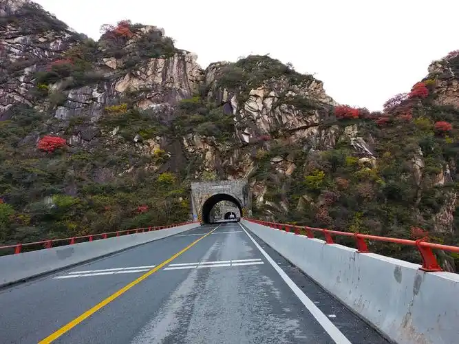今天穿越了十来个短隧道