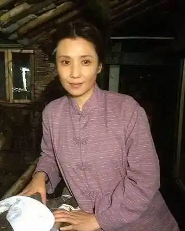 她是《暖春》中的香草,因欺负小花而被说,如今45岁未婚很心酸_郝洋