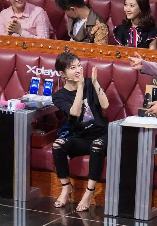 景甜太时尚了,紧身裤搭配高跟鞋看起来显瘦又洋气,休闲却又很高级