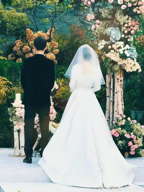 宋仲基和宋慧乔的婚纱照