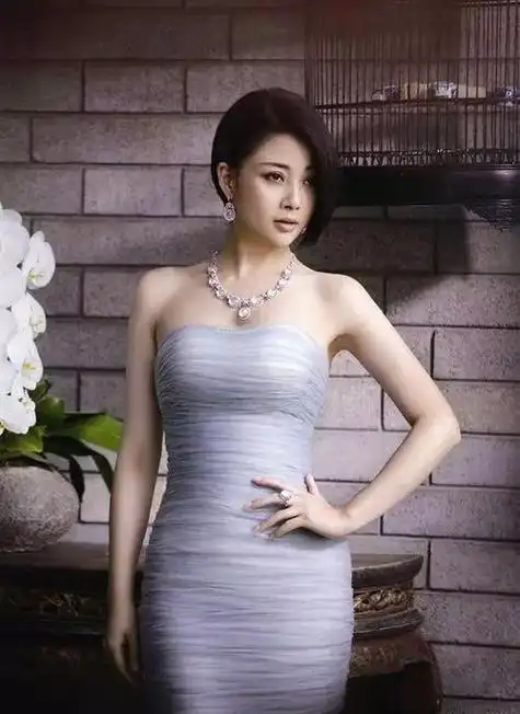 可御姐,可甜美,40岁殷桃不仅身材性感,气质更是由内而外散发着