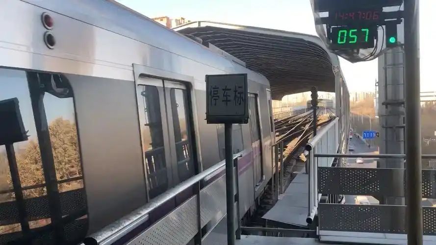 北京地铁5号线列车出大屯路东站