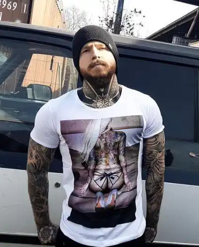 男子为遮住手术疤痕全身纹身成男模