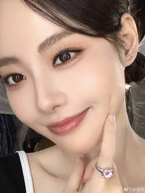 最美妃子张嘉倪,玩手机玩到倒泻奶茶,被网友笑称:笨蛋美女