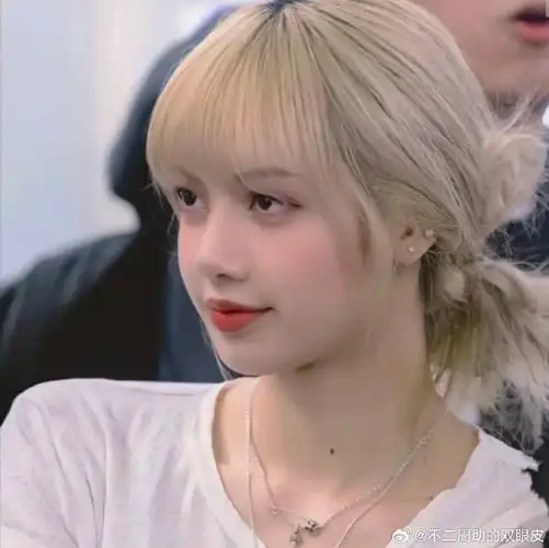 lisa宴会造型#真的是在逃艾莎公主了,lisa造型好像城堡里的冰雪女王