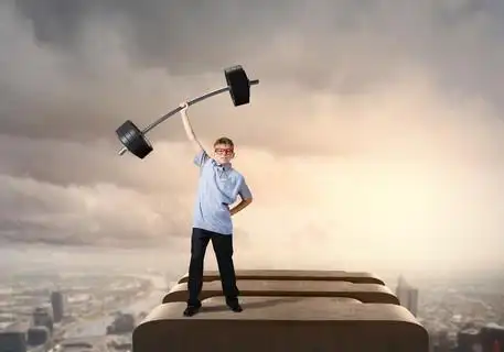 相信 i> i>你 /i> /i>自己入学年龄 i> i>的 /i> /i>可爱男孩抬起头顶