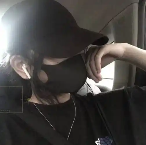 不露脸女生头像:黑色系/爸爸妈妈给我的不少不多,刚刚好