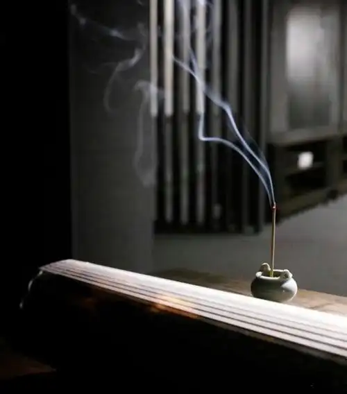 你觉得古琴和什么一起搭配,意境最美?读诗,饮茶,插花.