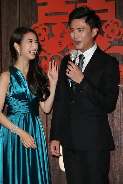 林依晨带着老公出门自己穿缎面长裙显都很高贵笑容幸福还温柔