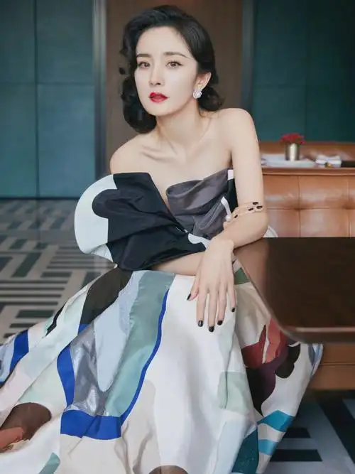 杨幂芭莎慈善夜造型