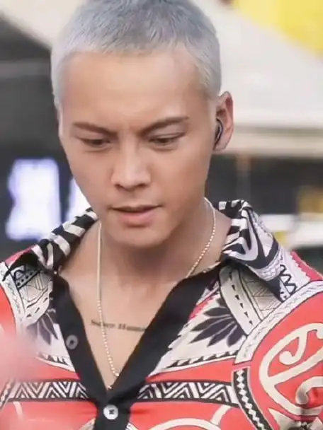 陈伟霆在路边摊吃咖喱鱼蛋银发寸头造型走路带风又野又帅