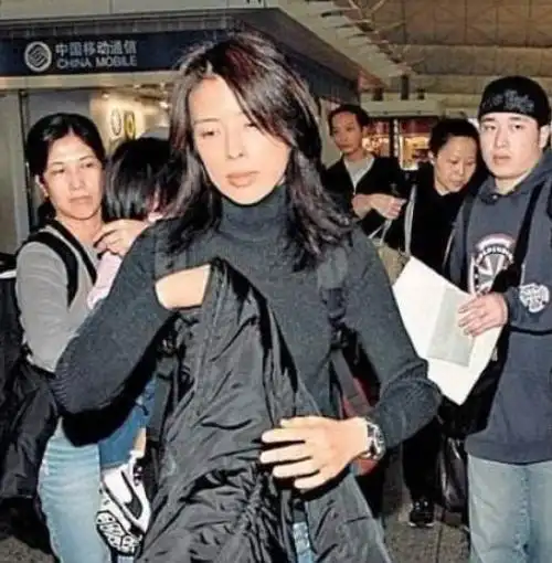 将罗美薇的洁癖魔化,同时也在暗暗挑衅夫妻俩的关系