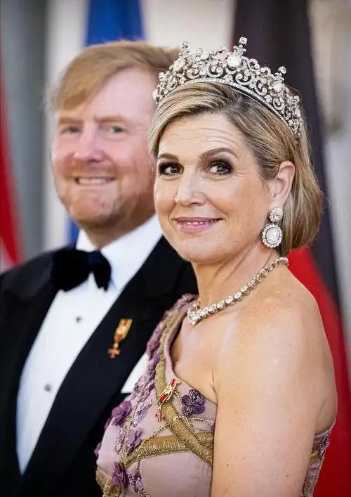 800多颗钻石英国朝思暮想上百年这顶荷兰王室传家宝大有来头