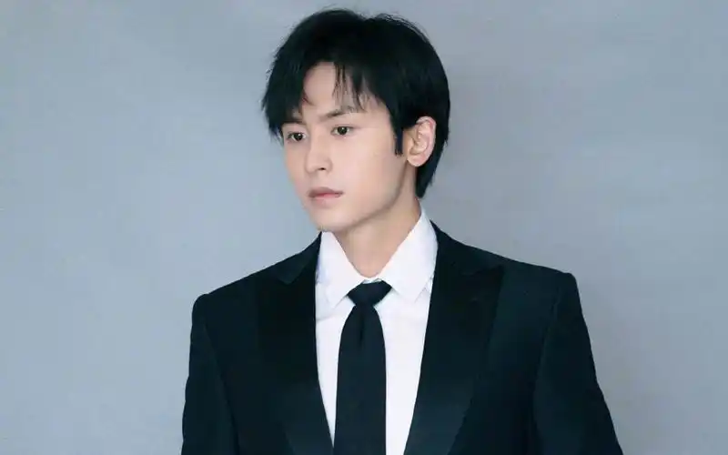 张哲瀚帅气有型写真桌面壁纸高清大图预览1920x1200_大陆明星下载_美