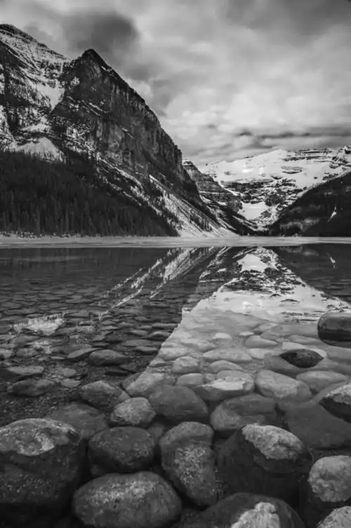 十二,拍摄动态的天空和水   各位新手拍摄黑白风景照时可以为相片