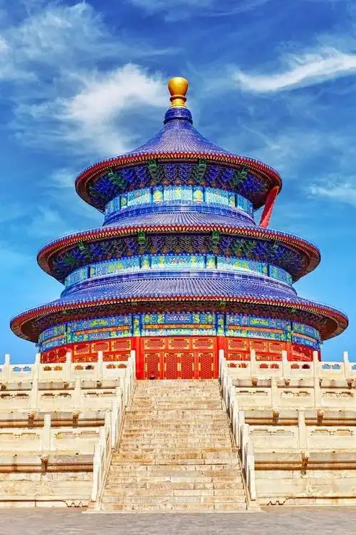 在建筑上,特别是古代建筑,无论是房屋还是亭台楼榭等等,都是对称的最