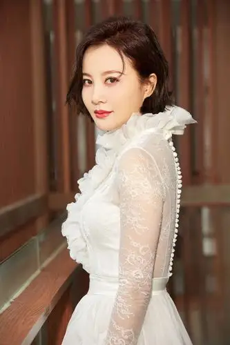 陶红时尚写真曝光 优雅迷人演绎极致高级感