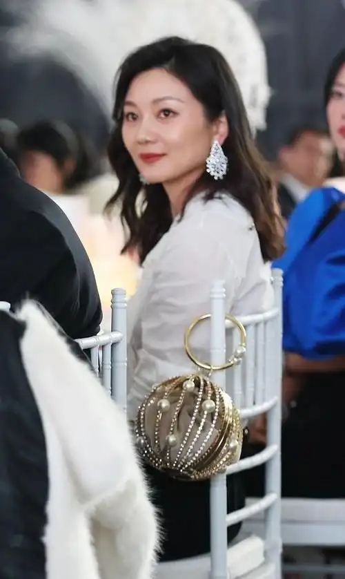 陈婷虽然都奔四了,但是保养的是真的好,脸蛋肉肉的,还有点可爱_网易