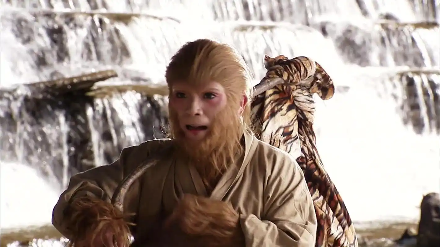 新西游记:孙悟空拿走了农妇的衣服,调皮的真的很可爱