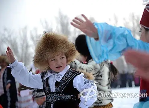 新疆哈萨克孩子表演舞蹈"黑走马"