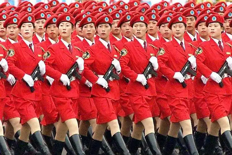 1999年中国世纪大阅兵女兵方队惊艳压轴出场巾帼不让须眉