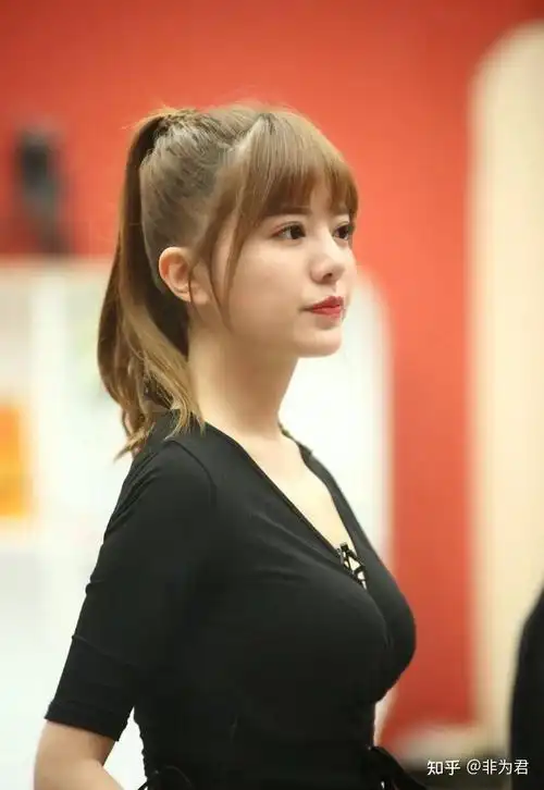 如何评价阿兰达瓦卓玛的外貌