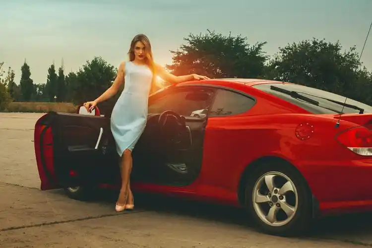 红色豪车车门长腿美女