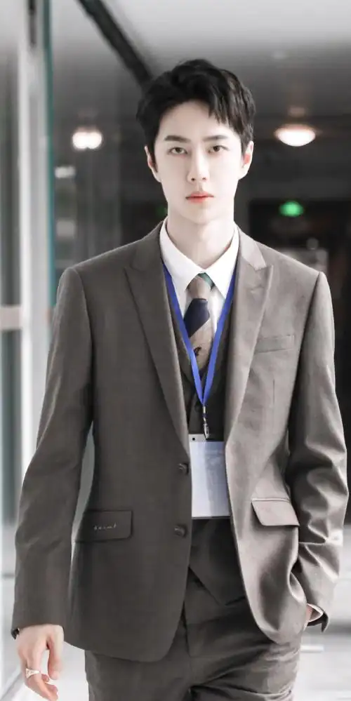 王一博寸头西装造型##青年演员王一博