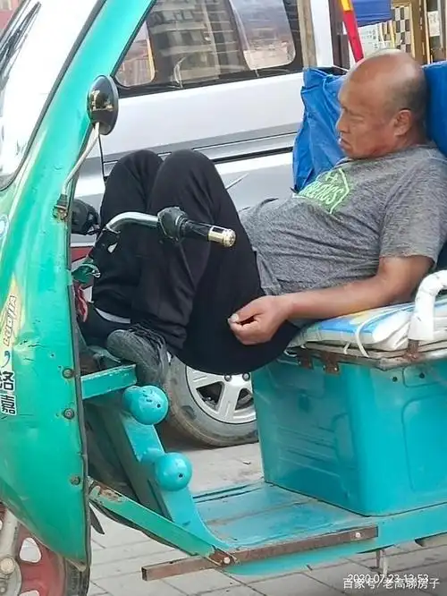 看看这幅图片男人有多辛苦