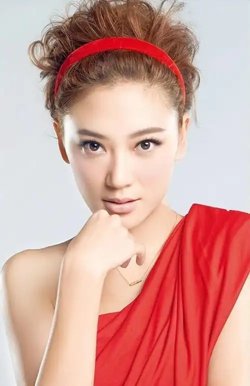 "精明女人"应采儿,为何不嫁给向佐,而是嫁给家世普通的陈小春