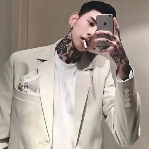 叼烟纹身屌男人头像