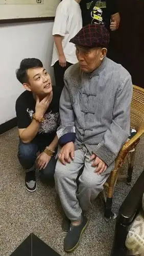 著名相声演员被暴揍看到他戴的串玩友说活该