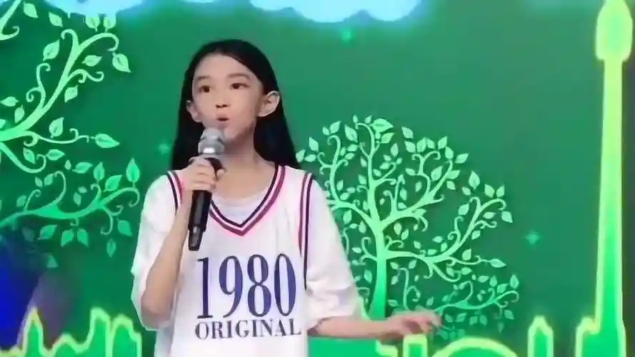 宋小睿素颜唱歌冠军就是冠军不管干什么都是最优秀的