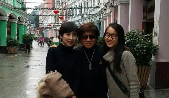 原创功夫巨星梁小龙70岁容颜苍老妻子年轻漂亮女儿比父亲还牛