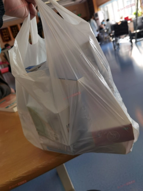 开的药物非常多,需要用大号塑料袋才能装完,医院里面多数病患都有一样