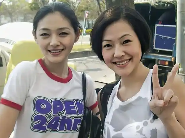 整容了大s剪短发扮嫩拍大片嘟嘴卖萌被侃大妈扮少女