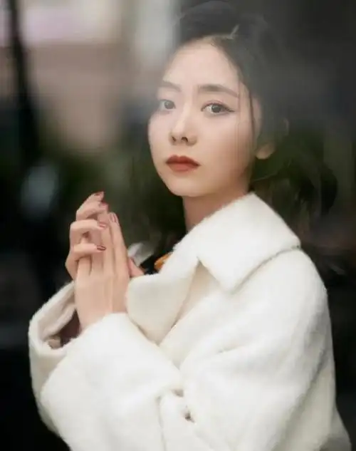 谭松韵被曝与万达导演结婚?与景甜有染?