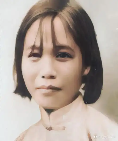 刘耀梅是一位抗日女英雄,出生于1921年,河北博野人,她自幼就受到家庭