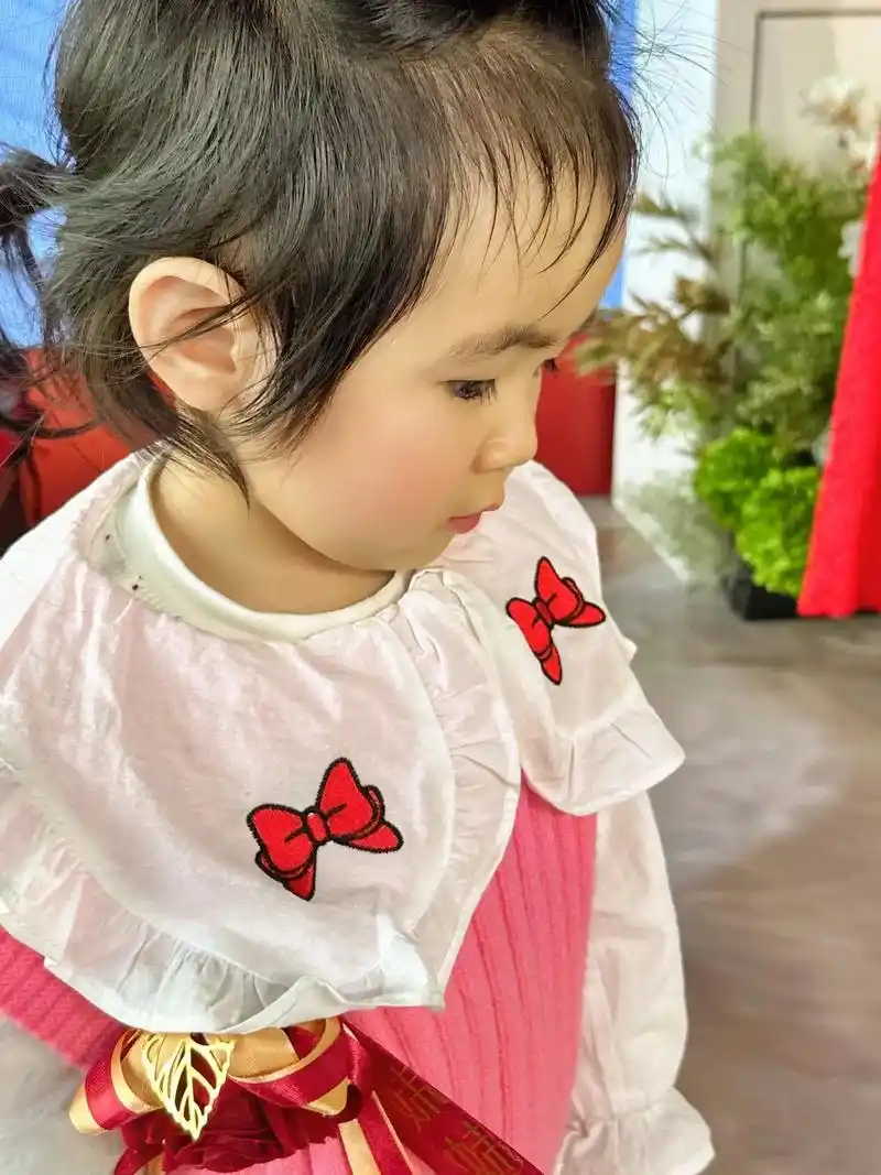 超有镜头感的小女孩是个调皮捣蛋小可爱 #你的每一次成长我都 - 兑趑