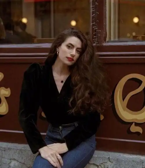 一头慵懒的卷发博主leanneansar风情万种的法式复古风日常