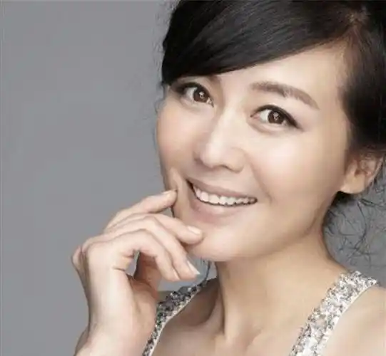 李琳24岁成名后,嫁大10岁导演被骗财骗情,41岁二婚成人生赢家